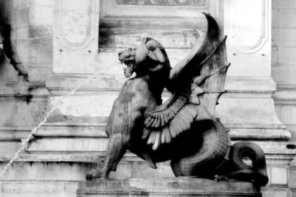 Architecture – Chimère de la Fontaine Saint-Michel, Paris (Noir & Blanc)