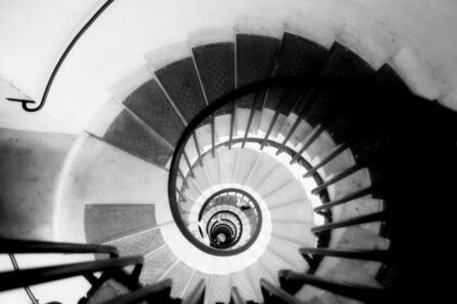 Architecture – Escalier en spirale (Noir & Blanc)