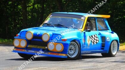 Renault 5 Turbo de compétition bleu et jaune en pleine action sur route