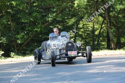 Bugatti de compétition historique numéro 66 en pleine course sur route