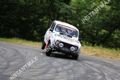 Renault 4L de rallye en plein virage sur deux roues lors d’une course automobile