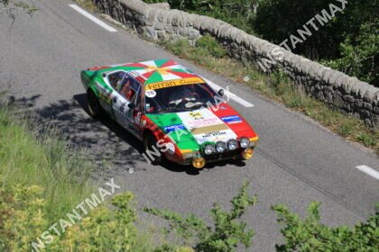 Ferrari 308 GT4 de rallye aux couleurs du Pays basque en pleine course sur route