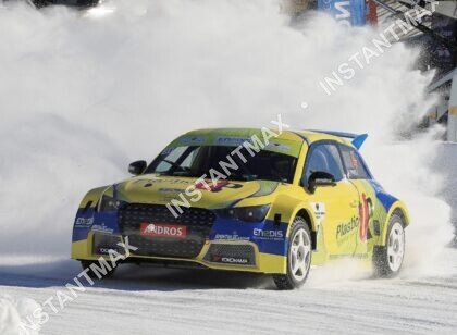 Voiture de course du Trophée Andros en pleine glisse dans un spectaculaire nuage de neige