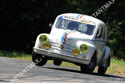 Renault 4CV blanche de compétition en plein virage lors d’une course historique