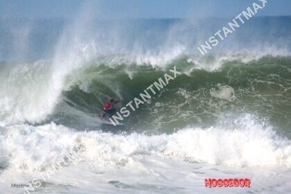 Surfeur dans une puissante vague à Hossegor en pleine action
