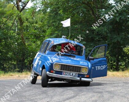 Renault 4L bleue du 4L Trophy en plein virage lors d’un rallye