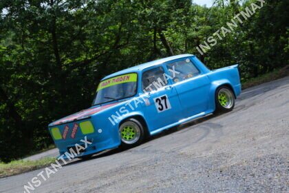 Voiture de course vintage bleue numéro 37 Iron Maiden en pleine course de côte