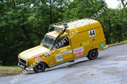 Renault 4L fourgonnette jaune préparée pour le 4L Trophy en pleine action